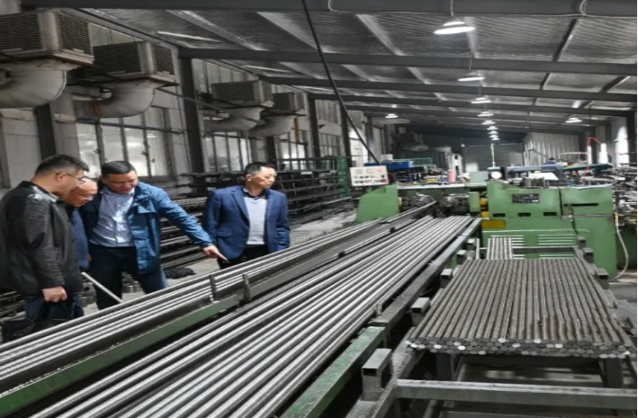 General Manager Yang Zhou introduced the lead screw products.