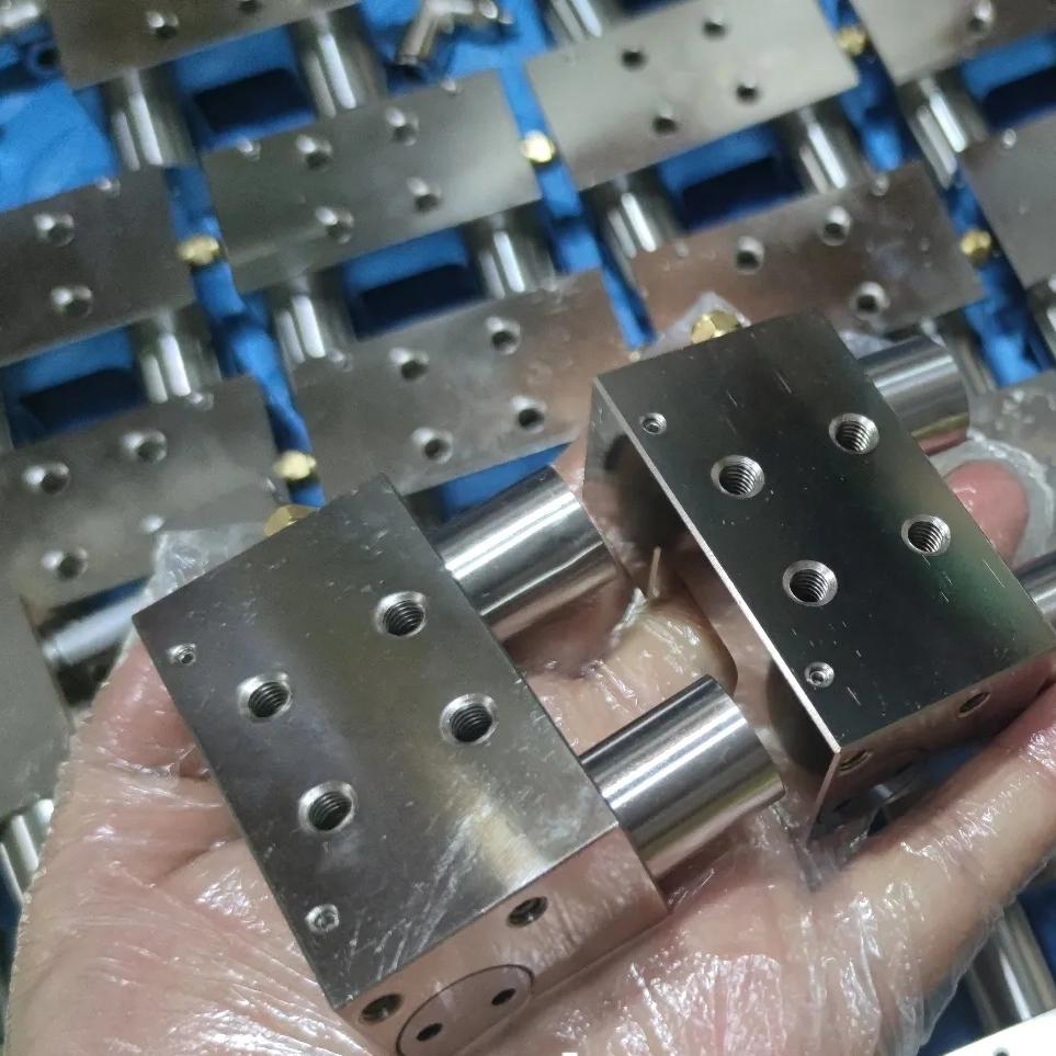 Pneumatic normally closed linear guide rail clamp