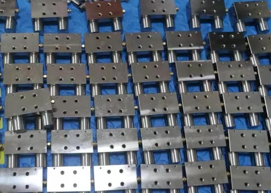 Pneumatic normally closed guide rail clamp