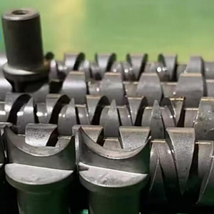 Wear Resistant Long Life Nitrided High Hardness Self-reversing Thread Level Winding Screw 