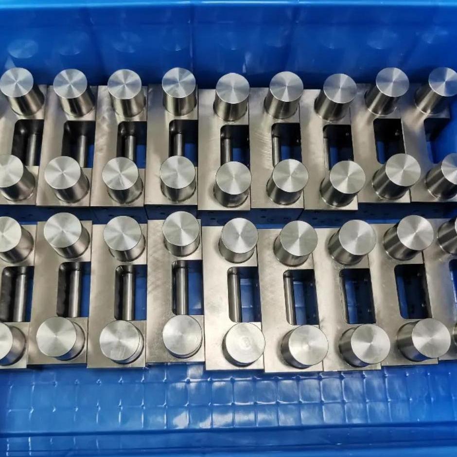 Pneumatic normally closed linear guide rail clamping element