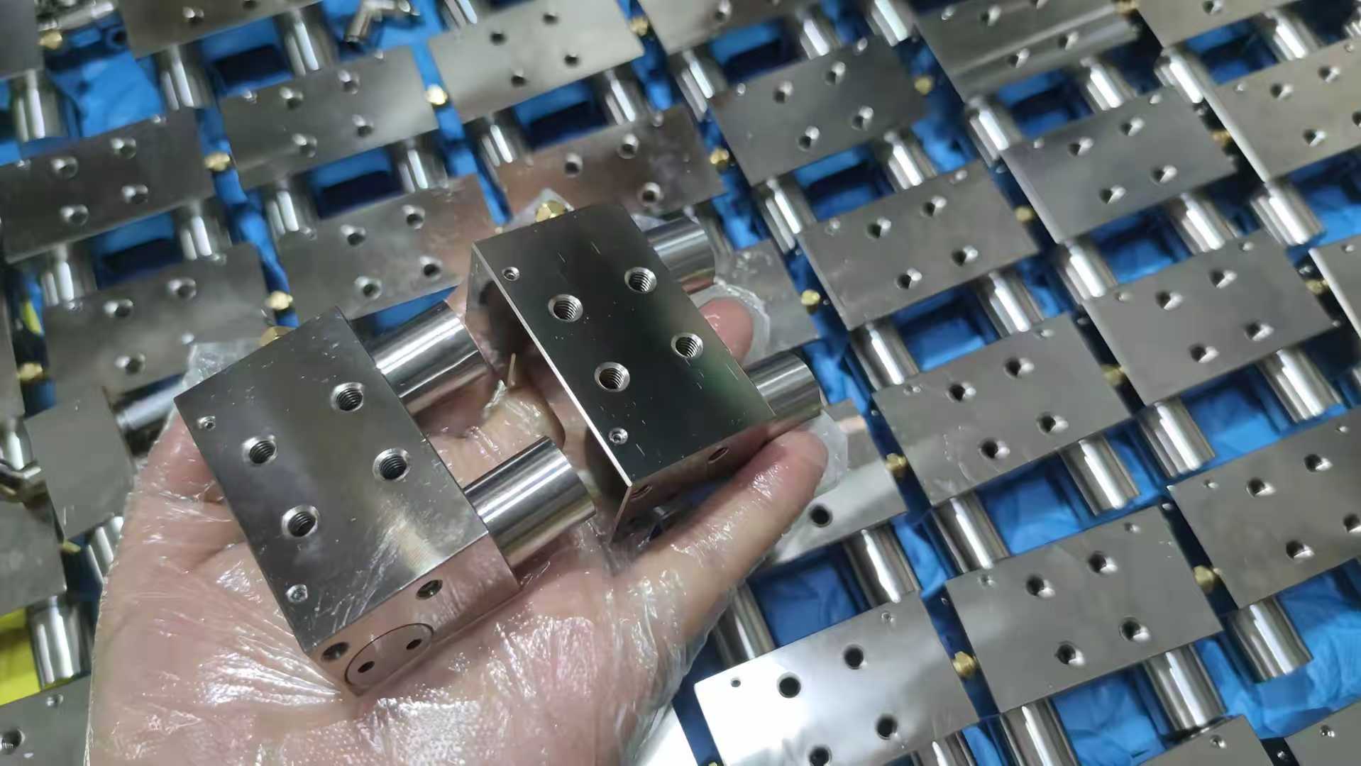 Pneumatic normally closed guide rail clamp