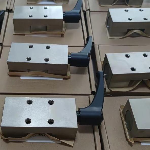 Manual clamping element