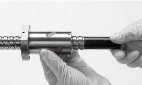 After the nut is completely screwed into the effective stroke of the ball screw,the mandrel can be removed.Be aware that premature removal of the mandrel may result in the unsupported balls being scattered.