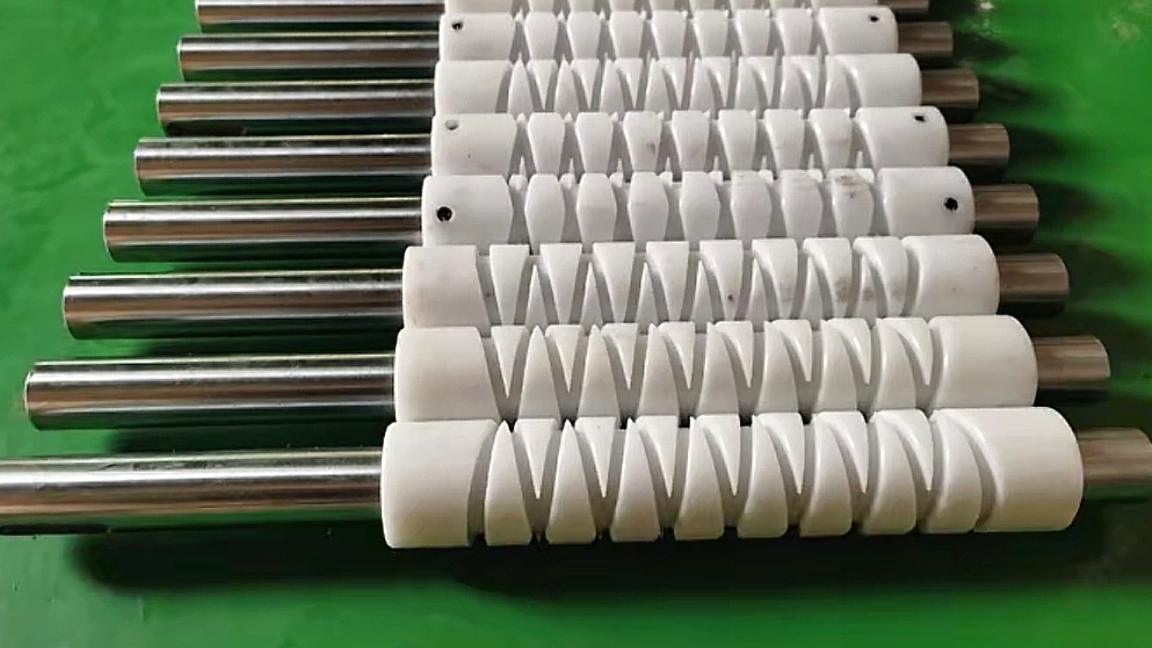 Polyoxymethylene self-reversing screw