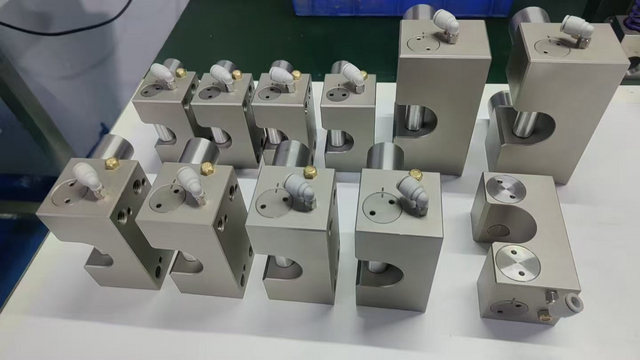 Linear shaft clamping element
