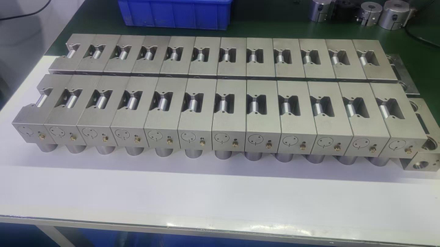 Pneumatic Normally-Closed Clamp for Roller Linear Guideways